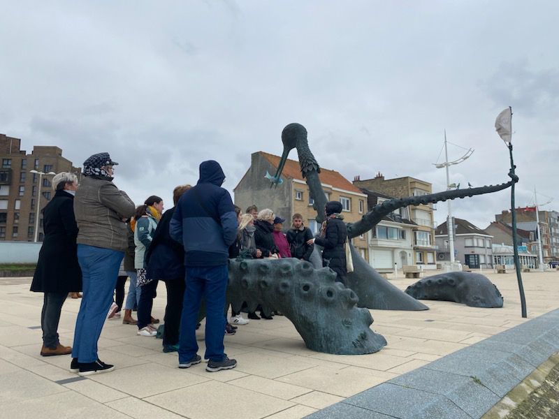 [#culture #art #randonneepedestre #decouverteartistique]
21 usagers profitent d'une randonnée artistique orchestrée par le musée du <a href="/LAAC/">LAAC</a> de Dunkerque. Un parcours jalonné de créations intégrées dans le paysage urbain de la Ville de Dunkerque. Une belle balade culturelle 🫶