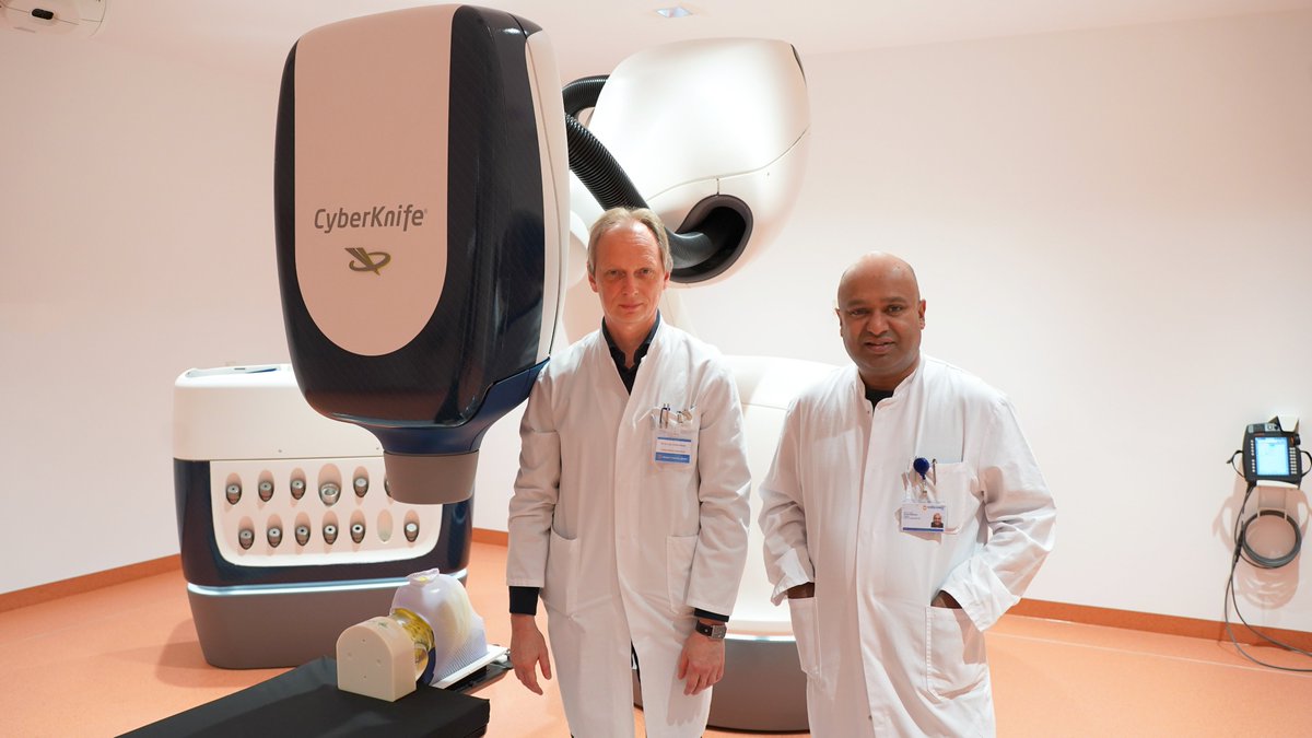 Erste Patientin mit einem Tumor im Auge am Klinikum Chemnitz bestrahlt: In enger Zusammenarbeit der Kliniken für Augenheilkunde und für Radioonkologie wurde jetzt die erste Patientin mit einem Melanom im Augeninneren behandelt. bit.ly/3TclD2z #klinikumchemnitz
