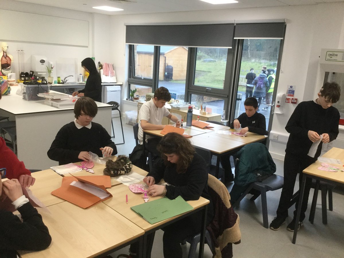 CedarbankSchool's tweet image. 2B finished making their model lungs, blowing them up using the straws and then using their hands to be like the rib cage to deflate them #activelearning #practicalscience #STEM #successfullearners