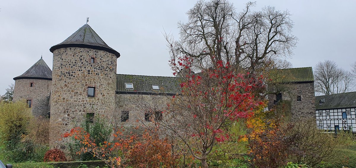UliFR1's tweet photo. Gestartet an der 6-Seenplatte in Duisburg führte mich meine heutige Wanderung im #Ruhrpott durch Lintorf nach Ratingen zur Wasserburg Haus zum Haus und Schloss Linnep und zurück zum Ausgangspunkt. https://t.co/5isMxT8e3r