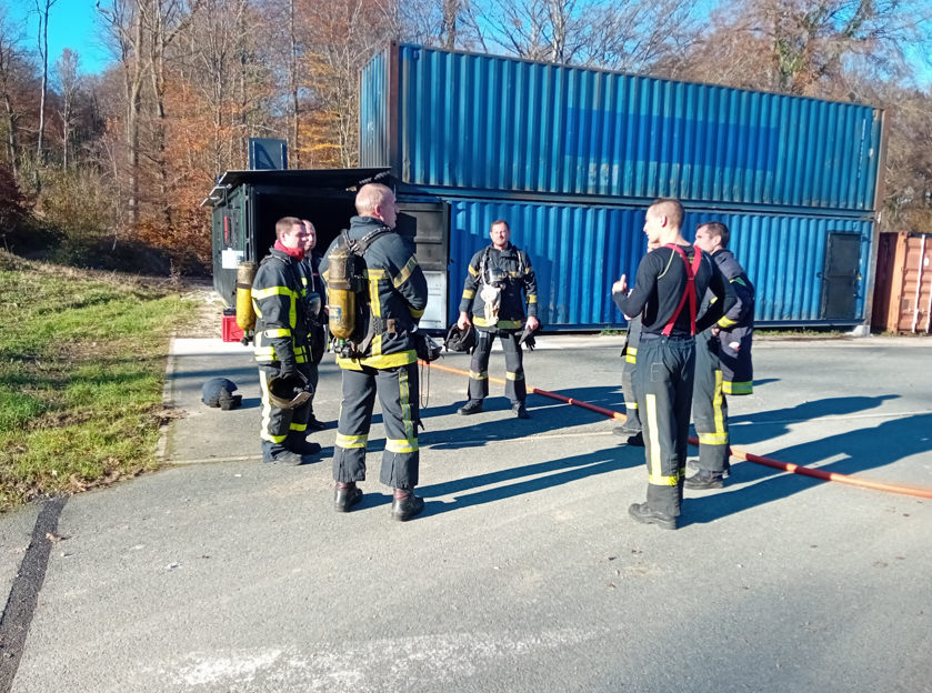 SDIS90's tweet photo. 🔥 L'EDSP du SDIS-90 a eu le plaisir d'accueillir ce matin sur son plateau technique 3⃣ camarades de l'école départementale du Service d'incendie et de secours du Bas-Rhin - SIS 67 dans le cadre d’un partage d'expérience sur caisson feu réel JDVH du SDIS-90.

#SIS67
#SDIS90
#JDVH https://t.co/noDnrlPUPN