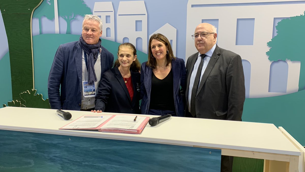 A l'occasion du @salondesmaires et du @salondes_sports , le @crosif a signé une charte de collaboration avec @OrangeIDF pour lutter contre toutes les formes de cyberharcèlement qui existent sur tous les terrains et notamment celui du sport. 🙌