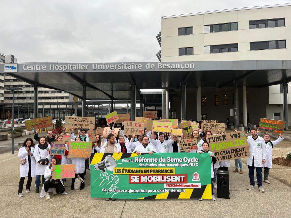 AAEPBesak's tweet photo. L’AAEPB était présente au côté de @ABEPpharmadijon pour la manifestation pour la R3C
#R3Cmobilisonsnous https://t.co/LsoMGSZRFh