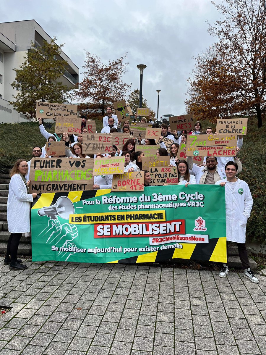 AAEPBesak's tweet photo. L’AAEPB était présente au côté de @ABEPpharmadijon pour la manifestation pour la R3C
#R3Cmobilisonsnous https://t.co/LsoMGSZRFh