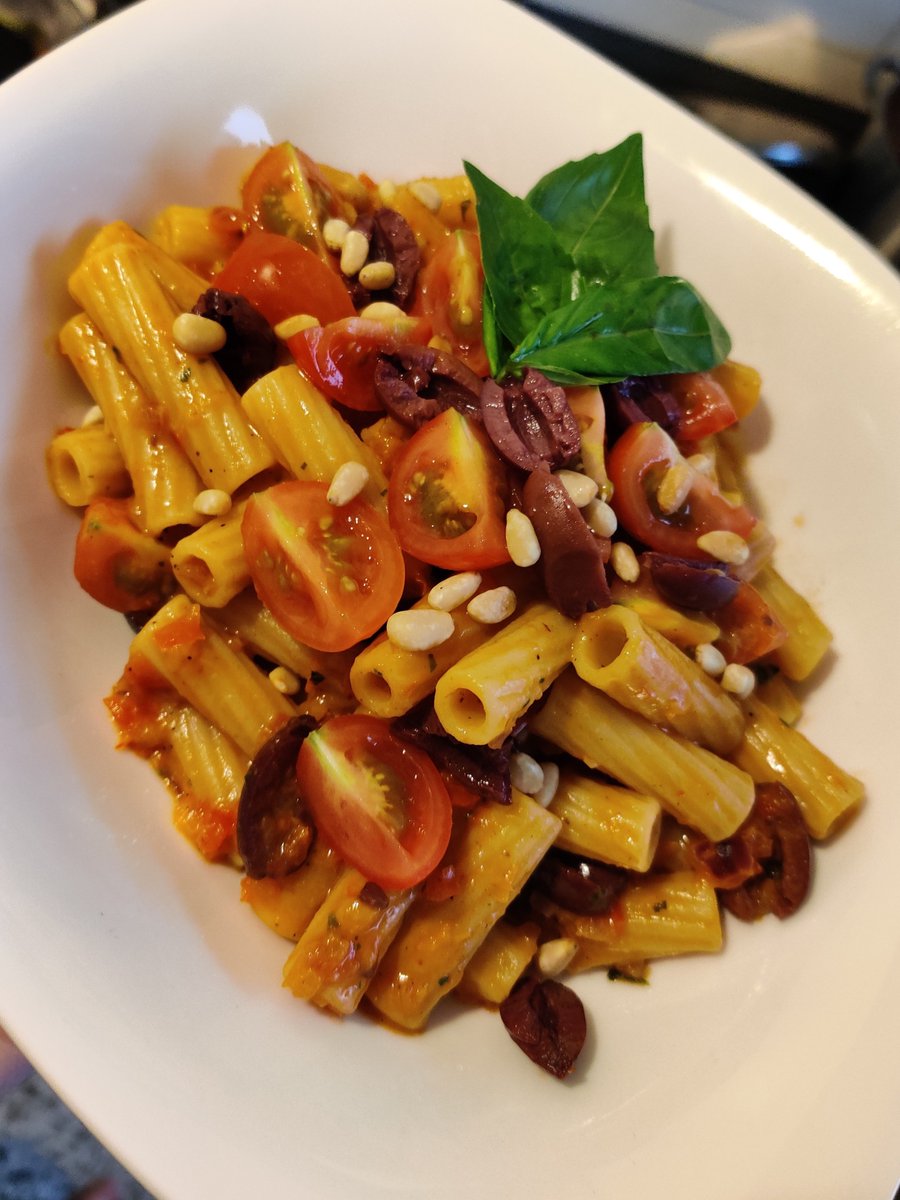 Warmyone's tweet photo. Rigatoni with spicy tomato sauce https://t.co/77lLX8Zg8z