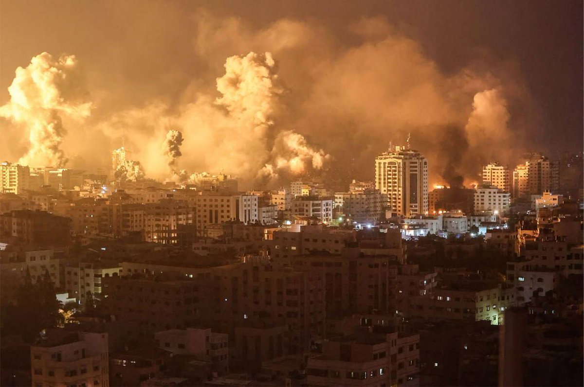 Defensa_Israel's tweet photo. Para quienes se preguntan por que es necesaria tanta destrucción, la respuesta es sencilla:
Se han derribado varios miles de edificaciones en Gaza como una forma de advertencia, no solo a los palestinos de Gaza y Cisjordania, sino a cualquier otro de nuestros enemigos; para que midan con la cabeza fría cual es el costo a pagar por hacerle una guerra total a #Israel.
🇮🇱🔥🇵🇸🇸🇾🇮🇷🇾🇪🇱🇧
El Líbano parece que lo ha comprendido, y Hezbollah mantiene la guerra a Israel en el norte a un bajo nivel para evitar estas mismas escenas en Beirut, y la misma advertencia sirve para Damasco, Bagdad o Teherán.

Somos muy pocos y muy pequeños, pero hemos salido victoriosos de 15 guerras en 75 años, y lo seguiremos haciendo.