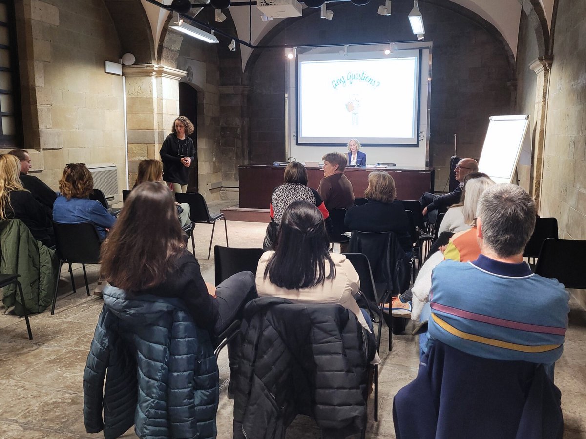 ODEC | Una quinzena de persones han assistit a la conferència, a càrrec de la doctora Esperanza Vicente, sobre els resultats dels grups focals que va organitzar l'ODEC, després de dues jornades de treball sobre l’entorn del cuidador de persones amb dependència.