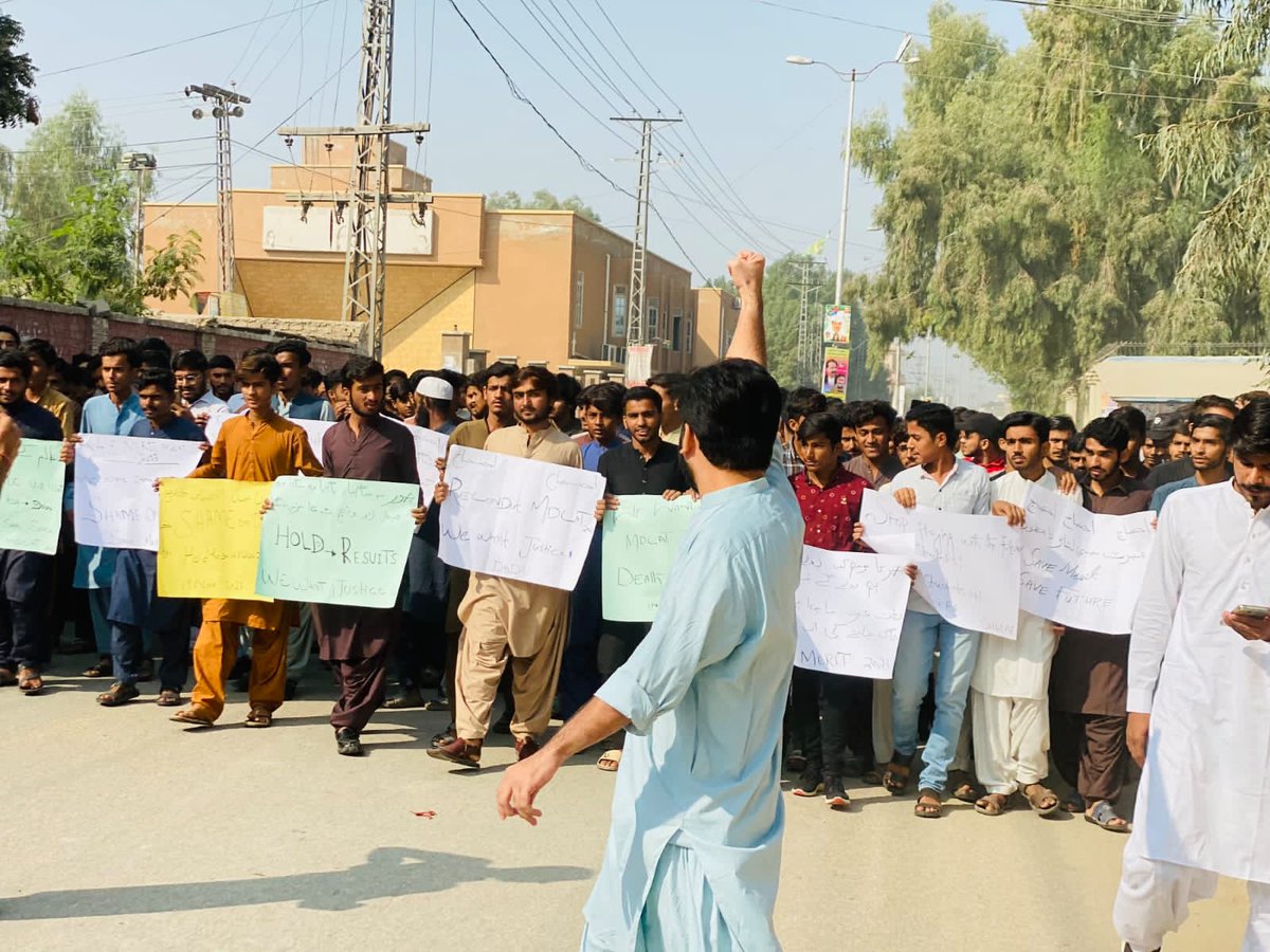 naresh514_'s tweet photo. TODAY PROTEST IN DADU ABOUT MDCAT LEAKED PAPER 🥺😭
#MDCAT2023 
#Leakedmdcat 
@PMDC22 
@alihyder2586 
@ShoukatZardari 
@_my_psyche https://t.co/iIA2Jd45oP