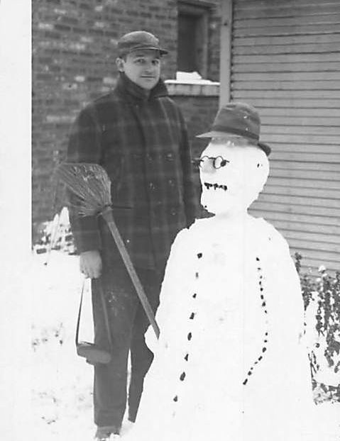 LindaGartz's tweet photo. #ThrowbackThursday #Thanksgiving 

It snowed on Thanksgiving Day, Nov. 23, 1950, so my parents built a snowman together. Here they are with their creation. Happy Thanksgiving, hopefully without snow!

#throwback #SnowinChicago #LindaGartz #Redlined #memoir #familyarchives https://t.co/7l0e8rC3pe