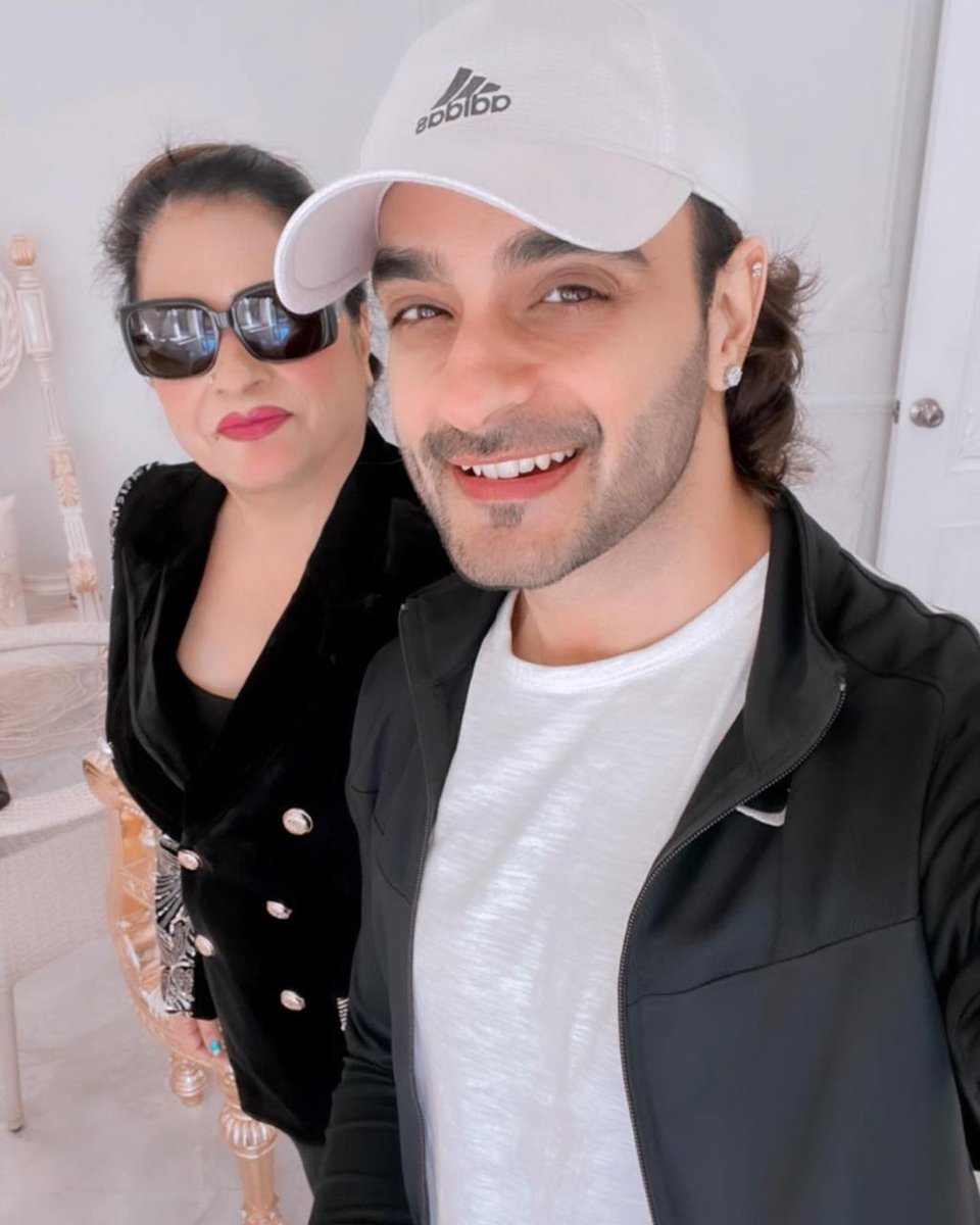 Thanksgiving with the leading lady in his life 💖👑.
Checkout actor Angad Hasija’s picture with his beautiful mother.
.
.
.
.
#angadhasija #thanksgiving
#leadinglady #mom #instagram
#instagood #talkingbling