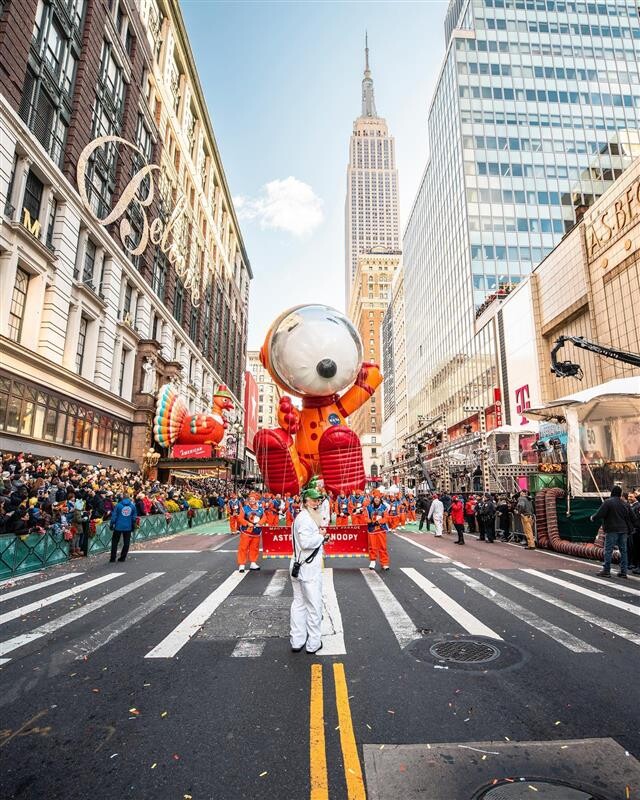 EmpireStateBldg's tweet photo. I've got a great view of the parade 

📷: @craigsbeds https://t.co/TFkkGT5dp2
