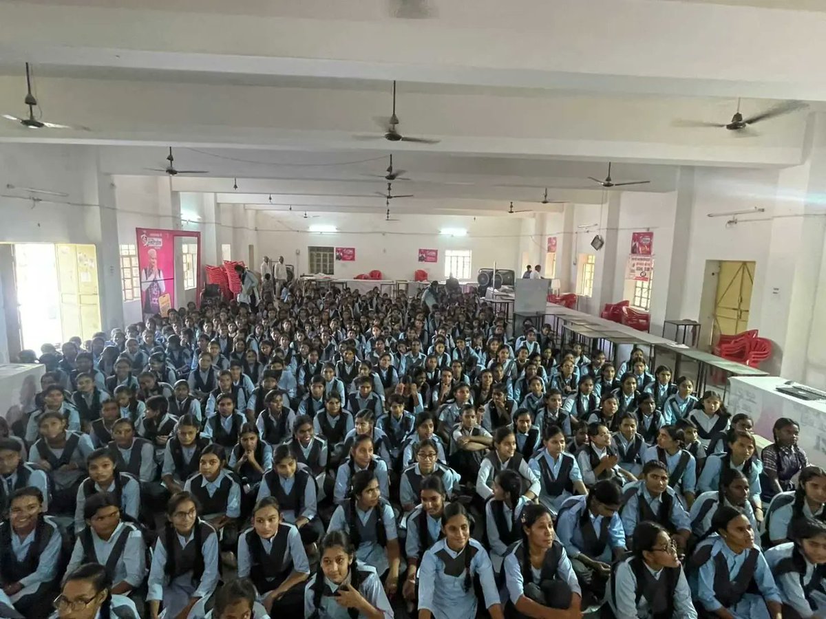 IDIALaw's tweet photo. IDIA Rajasthan Team made a meaningful impact in Pipar City, Jodhpur, sensitizing around 1000 students about legal careers, CLAT, and IDIA's mission. Empowering young minds for a brighter future! #IDIA #LegalEducation #SensitizationSession #EmpowerYouth https://t.co/zEzAk0kTr3