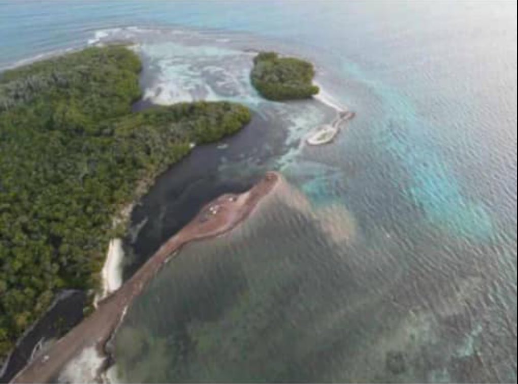 CaribeSurOrg's tweet photo. Están ejecutando obras ilegales en el parque nacional Los Roques: una cantera destruye el único cerro rocoso del archipiélago a fin de sacar material para ampliar la pista del aeropuerto,  destruyendo una playa arenosa única del parque nacional. Esto debe detenerse de inmediato. https://t.co/st0GN9S248