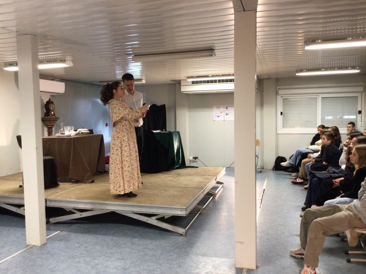 C'est le 16 novembre que les élèves du Collège St Joseph La Salle ont assisté à la représentation théâtrale autour de la nouvelle de Guy de Maupassant "La Parure", par la compagnie Compagnie Emporte-Voix.
#theatre #sortiecollege #activitecollege #animation