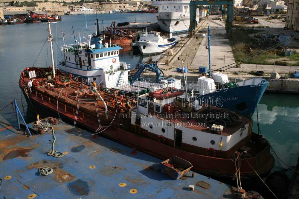 Shipguru's tweet image. #1968built #tanker #BOUNCER at #CassarShipRepairYard,  #grandharbourmalta - 25.11.2007 - www.maltashipphotos.com- NO PHOTOS can be used or manipulated without our permission