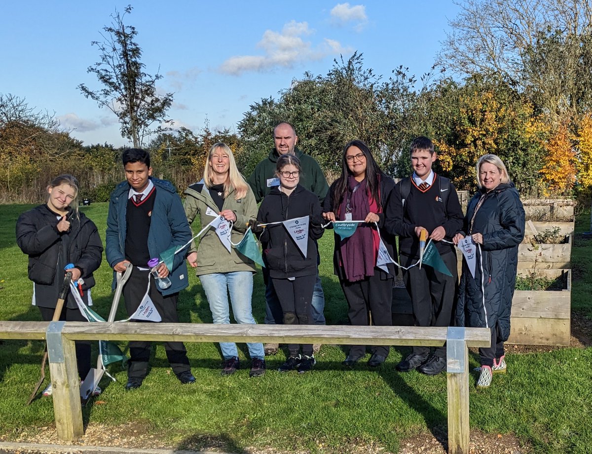 Students from Nene Park Academy, Peterborough got involved in bulb planting with our team from South East Midlands and @GilesLandscapes. 300 bulbs – from daffodils to bluebells – will create a colourful display in the Spring at the school.