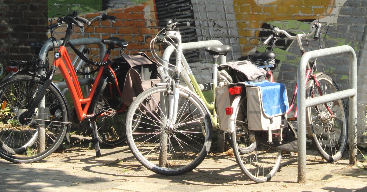 Vandaag zijn de meest actuele fietsparkeerkencijfers gepubliceerd in de Leidraad Fietsparkeren. Leuk nieuws! 🎈 Op zoek naar meer kennis over fietsparkeren? Neem eens een kijkje: bit.ly/49RaCcA