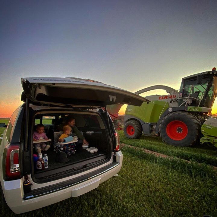 Harvest season essentials: good views, good people and great food! 🍔🌾 Canada West Harvest Centre wants to know what's your go-to meal in the field? Share below!👇 
📸: hillary_vh on Instagram