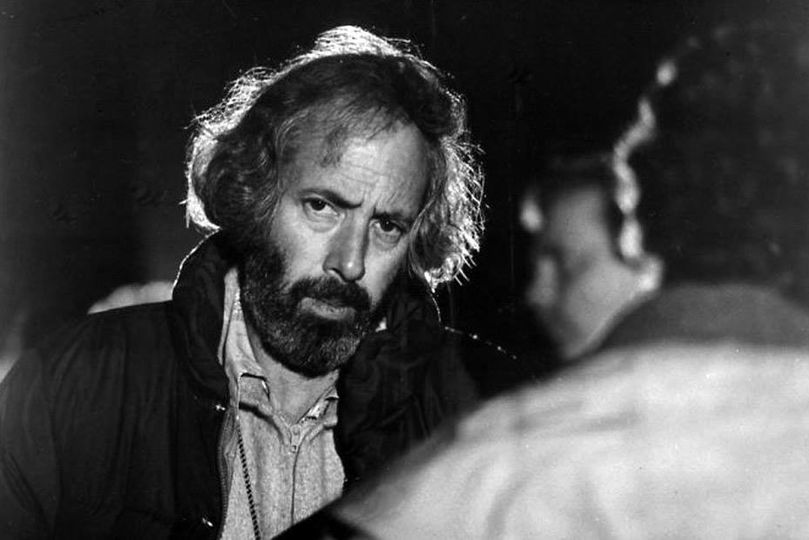 Writer/director Robert Towne on the set of 'Personal Best', (1982). 📣📽️🎬 #BehindTheScenes #FilmTwitter #ClassicMovies #TCMParty #BOTD #RobertTowne