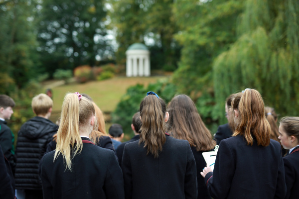 📢Attention teachers! We will be launching our first Travel Bursary Scheme to assist schools with the cost of transport to <a href="/HillsCastle/">Hillsborough Castle and Gardens</a>. Applications open on Monday 15 January 2024.🏰
More info here➡️hrp.org.uk/hillsborough-c…
