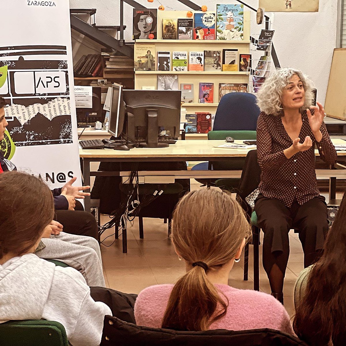 La mejor forma de pasar una tarde otoñal es escuchando cuentos. Y ayer pudimos comprobarlo en el #clubdelectura con Cristina Verbena! Nuestra #bibliobleecua se llenó de ogresas, de mujeres-abeja y de instrépidas chicas que, pensando, consiguieron convencer a un zar! <a href="/InnovaEducAr/">InnovaEducAr</a>