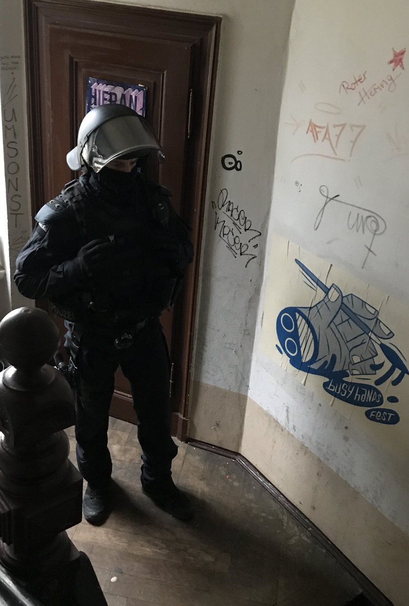NightcrawlerLE's tweet photo. @antirepinfo_le Vermummte BFE Cops und Kriminaltechnik haben die betroffene Wohnung in der Eichendorffstr. verlassen und sind wieder abgezogen.

Vor dem Haus sammelten sich solidarische Leute. Diese Unterstützung ist richtig und wichtig.

#le2311 #connewitz #hausdurchsuchung https://t.co/D1uFQ9kU6r