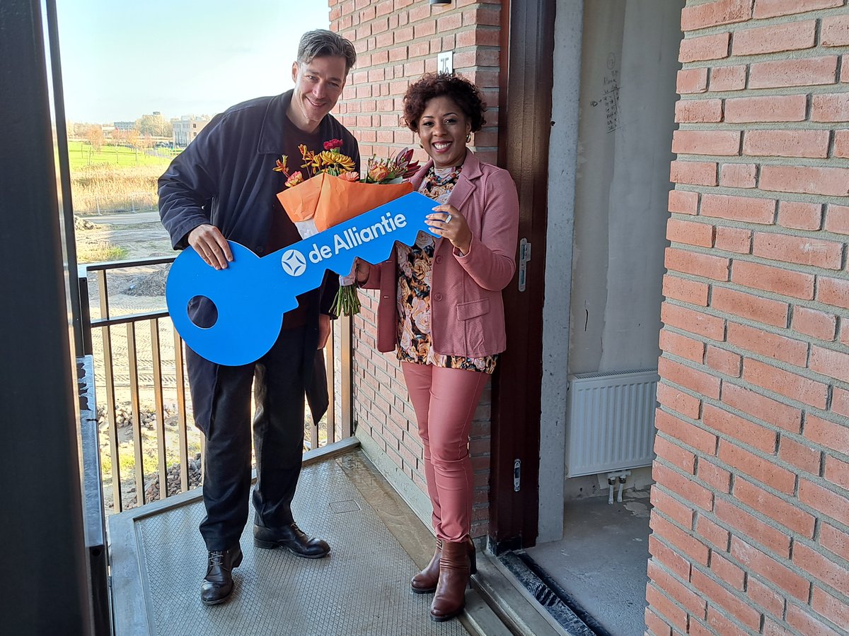 OPLEVERING SLEUTEL | Gereisy Cruz ontving vandaag uit handen van architect Jasper Smits de sleutel van haar nieuwe huurwoning. In opdracht van de Alliantie ontwierp hij 4 hoekgebouwen, waarvan we de 1e vandaag opleverden. 👉 (bit.ly/3MXF3nT) #passendwonen #nieuwbouw