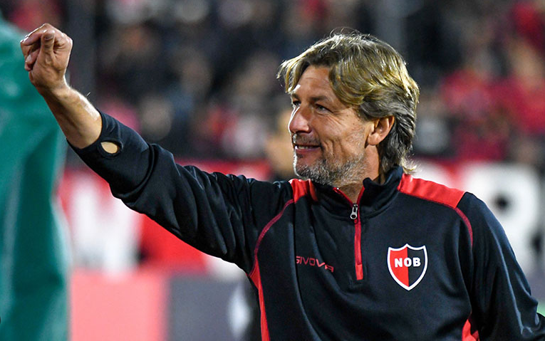 NEWELLSIEMPRE's tweet photo. El lunes te despido con un aplauso porque yo no me olvido de los que vinieron de Europa a pelear el descenso y nos dieron un campeonato, fue una mala campaña pero la culpa es tanto de usted, jugadores y ASTORE, y no vi a nadie cantando en contra de la Sede.

GRACIAS GRINGO! 👏 https://t.co/0xAmSEvv4u