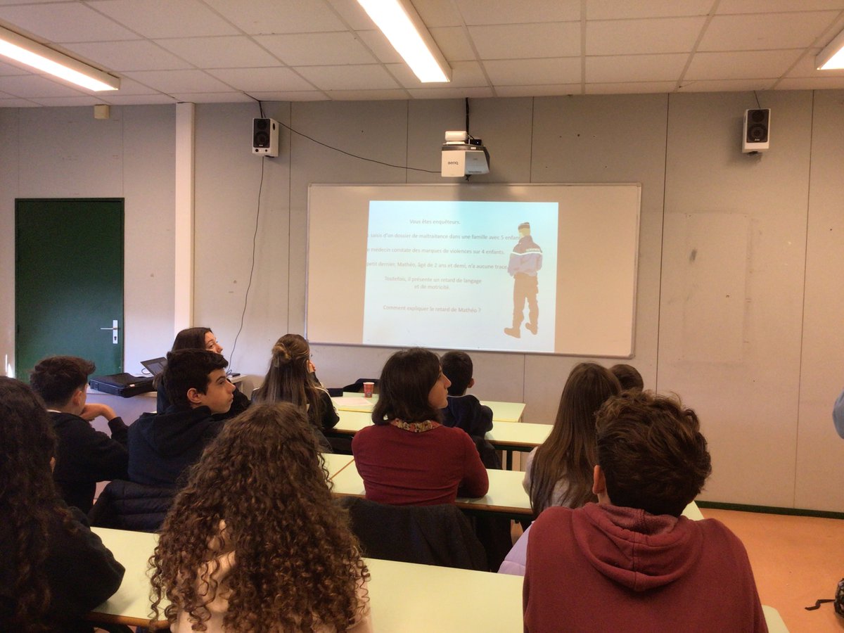 Les élèves du Collège ont eu l'occasion d'assister à une intervention de "La Maison de Protection des Familles de la Sarthe" pour sensibiliser les jeunes sur les sujets de "violences verbales et internet" et plus généralement "Le Harcèlement", les "Addictions" et "Internet".