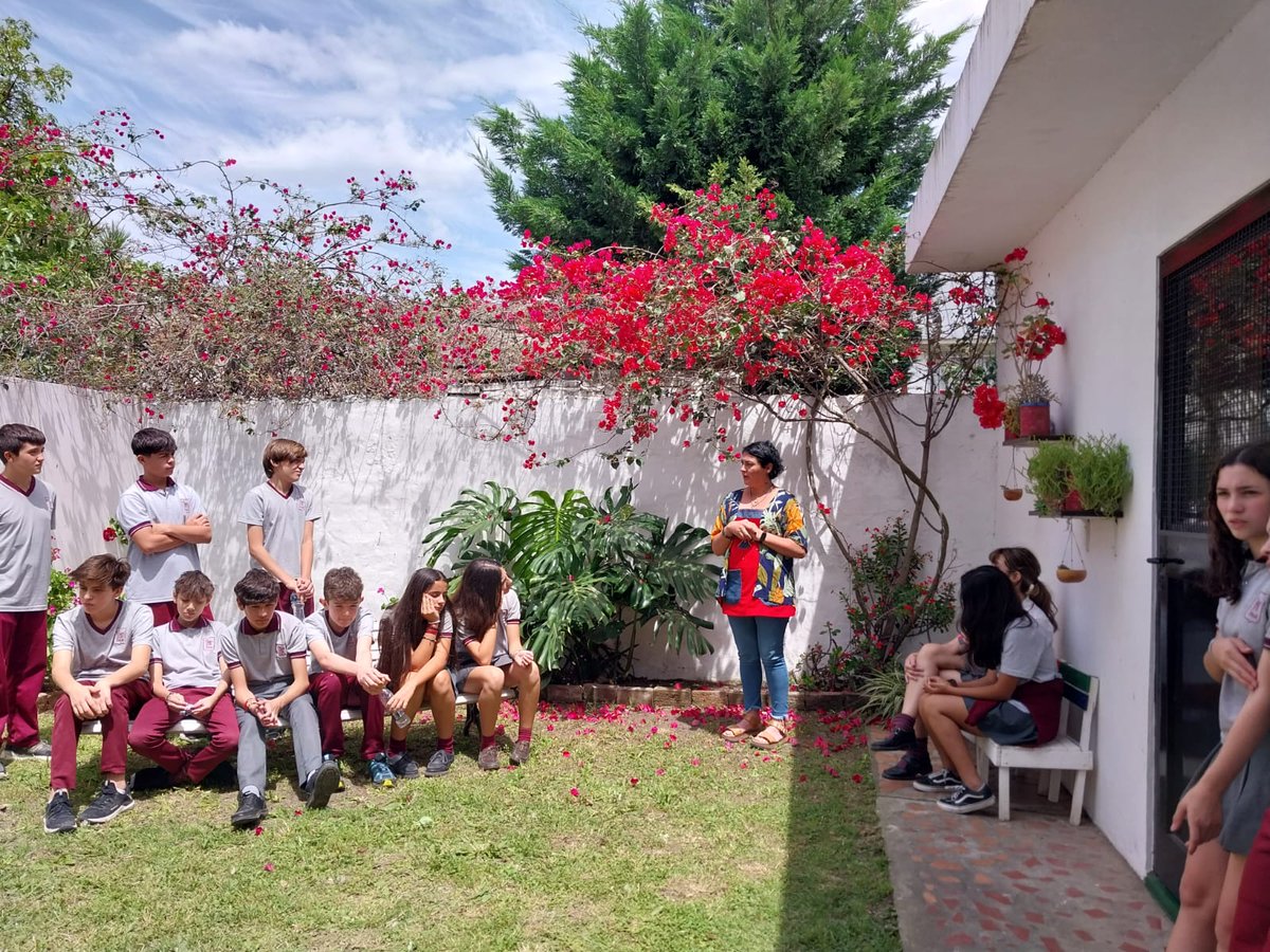 PilarTurismo's tweet photo. El Instituto Madre del Divino Pastor visitó el casco céntrico de #Pilar. Nuestra guía los sumergió en un viaje por la historia reconociendo monumentos, edificios, símbolos de la bandera y más. Así, los estudiantes conocieron los orígenes y lo que nos identifica como pilarenses 🫶🏽 https://t.co/YOi31WtzCW