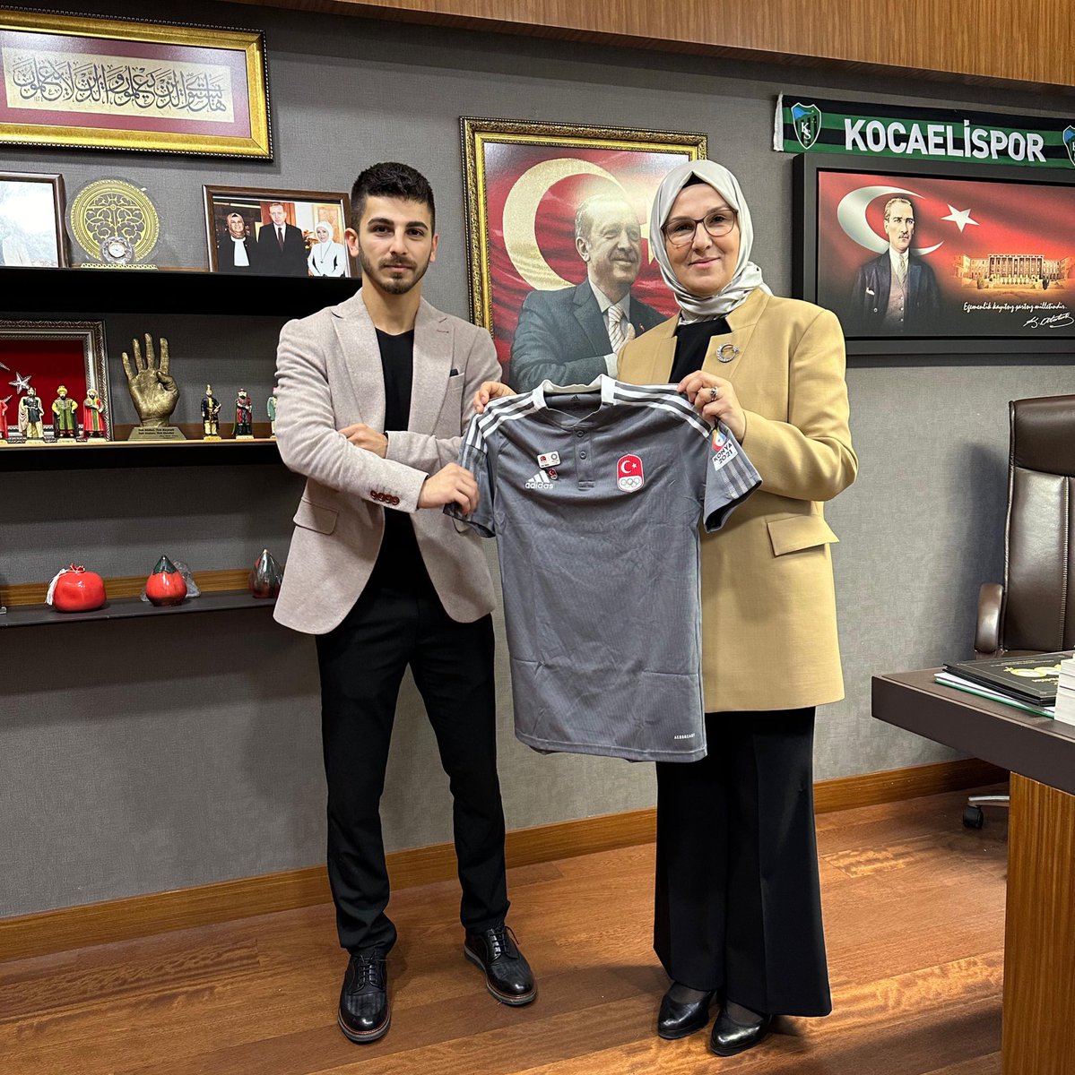 Gazi Meclisimizde bizleri ziyaret eden; 

Olimpiyat Şampiyonumuz, Milli Karatecimiz Eray Şamdan'a teşekkür ediyor, çalışmalarında kolaylıklar diliyorum.

#TBMM <a href="/SamdanJR/">Eray Şamdan</a> 
#KocaeliyiSeviyorum