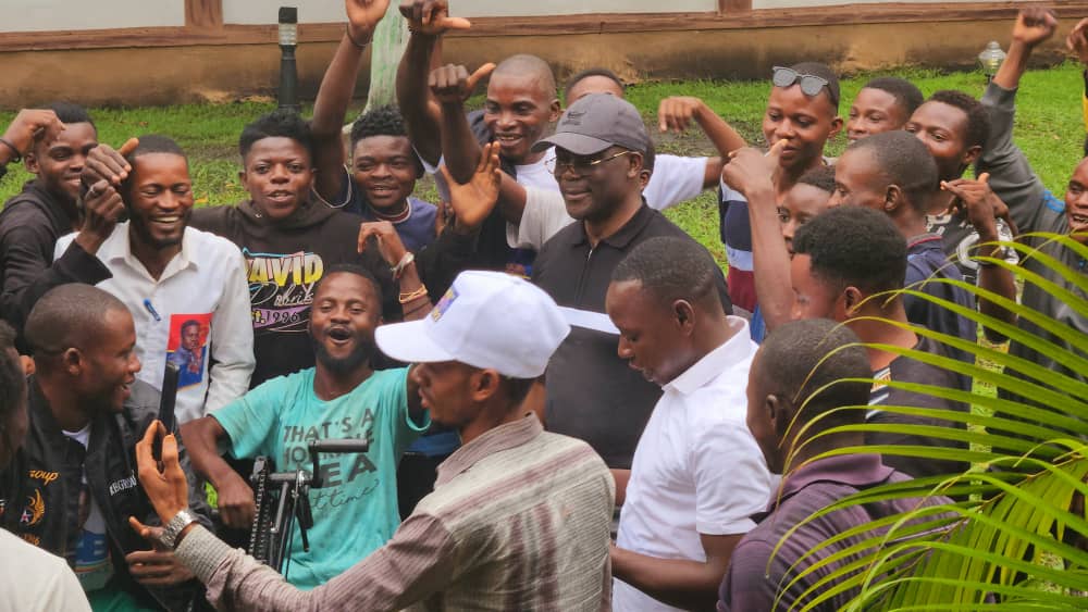 RobertEkutsu's tweet image. En communion parfaite avec les jeunes du territoire de #Budjala ,une visite surprise dans sa résidence  @JeanlucienB en sa qualité de fils de ce territoire, notable du grand Equateur, cet échantillon de jeunes réitèrent leur soutien indéfectible au N°1️⃣1️⃣3️⃣ et @Fatshi20