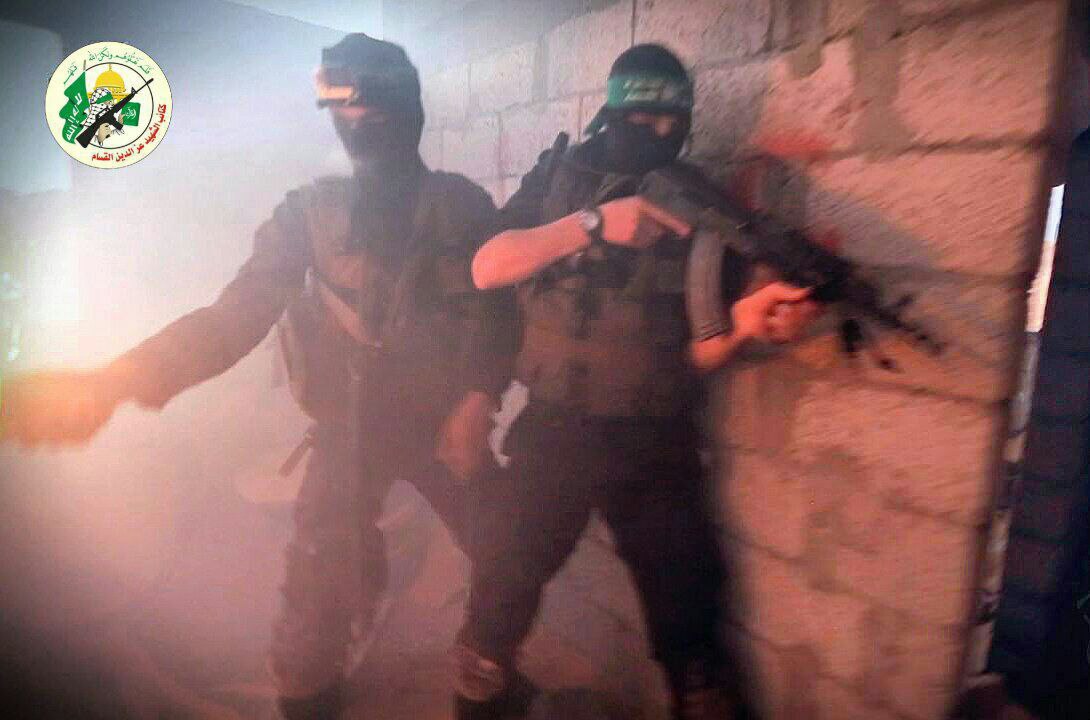 IATeam___'s tweet photo. TERBARU 🚨
↪️Serangan Brigade Al-Qassam  menargetkan konsentrasi pasukan musuh di Kibbutz “Holeit” dengan sistem rudal jarak pendek “Rajum” 114 mm.

↪️Brigade Al-Qassam membom komunitas “Miftahim” dengan serangan rudal https://t.co/QlOcPogihT