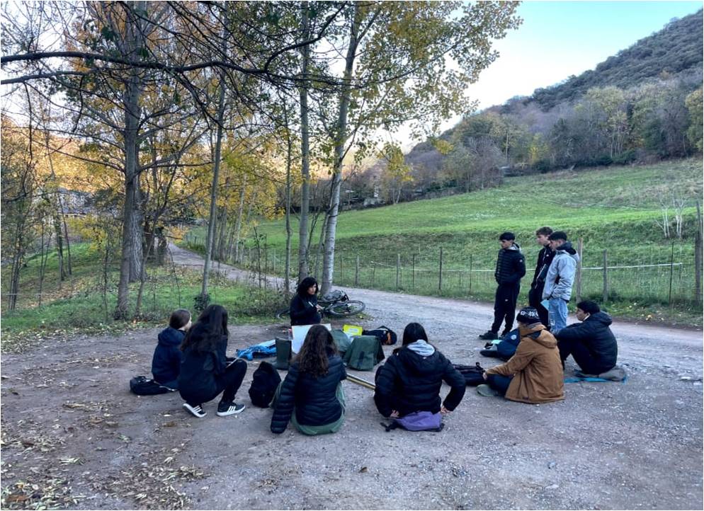 CdaVallsAneu's tweet image. Avui amb els alumnes de #CiclesFormatius de #ConducciódActivitatsFísicoEsportivesenelMediNatural @inshugroger hem fet l&apos;estudi del #TorrentdeSantaAnna de #Sort. Hem quantificat un cabal d&apos;uns 70 litres/segon, la qual cosa es pot considerar normal per l&apos;època de l&apos;any. Fil 1/2 ⤵️