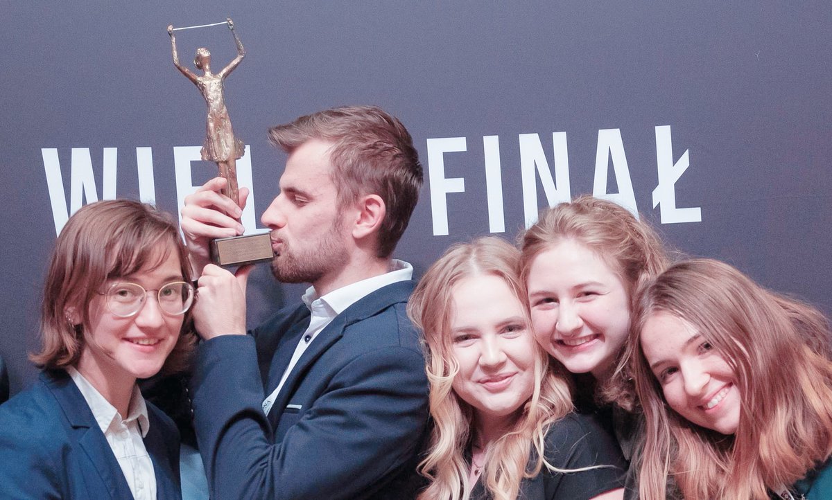 PMWojtulek's tweet photo. Powiem Wam co uwielbiam u moich studentów 😀 To, że mówią coraz lepiej po angielsku, potrafią świetnie zaprezentować swoje projekty, nie mają przy tym kompleksów, tylko dużo luzu. Tutaj studenci #geologia z @uniwroc, którzy wygrali w plebiscycie #StRuNa ❤️ https://t.co/KWAeg1LC8H