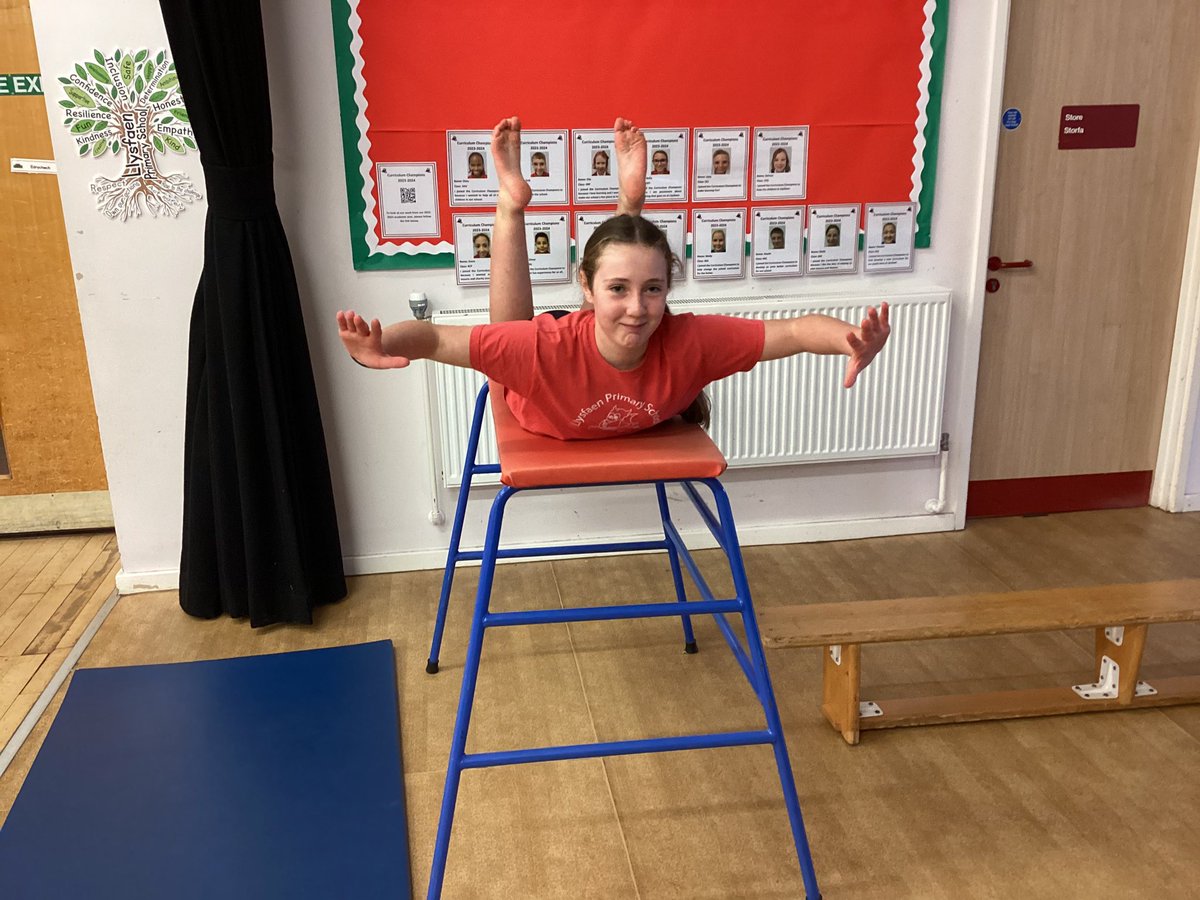 llysfaen2024's tweet photo. #6BC and #6GJ have been experimenting with PESS body actions and how to move on and off apparatus in a range of different sequences. #HW #PESS #HCI https://t.co/m5TvPHwGN2