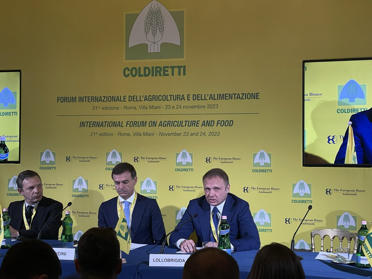 ColdirettiLazio's tweet image. Al via al Forum Internazionale dell’Agricoltura e dell’Alimentazione, organizzato dalla #Coldiretti a #VillaMiani con la presentazione del rapporto @coldiretti/ @FonteCensis “La guerra in tavola” sui consumi degli italiani. Presente il ministro @FrancescoLollo1 @ettoreprandini_