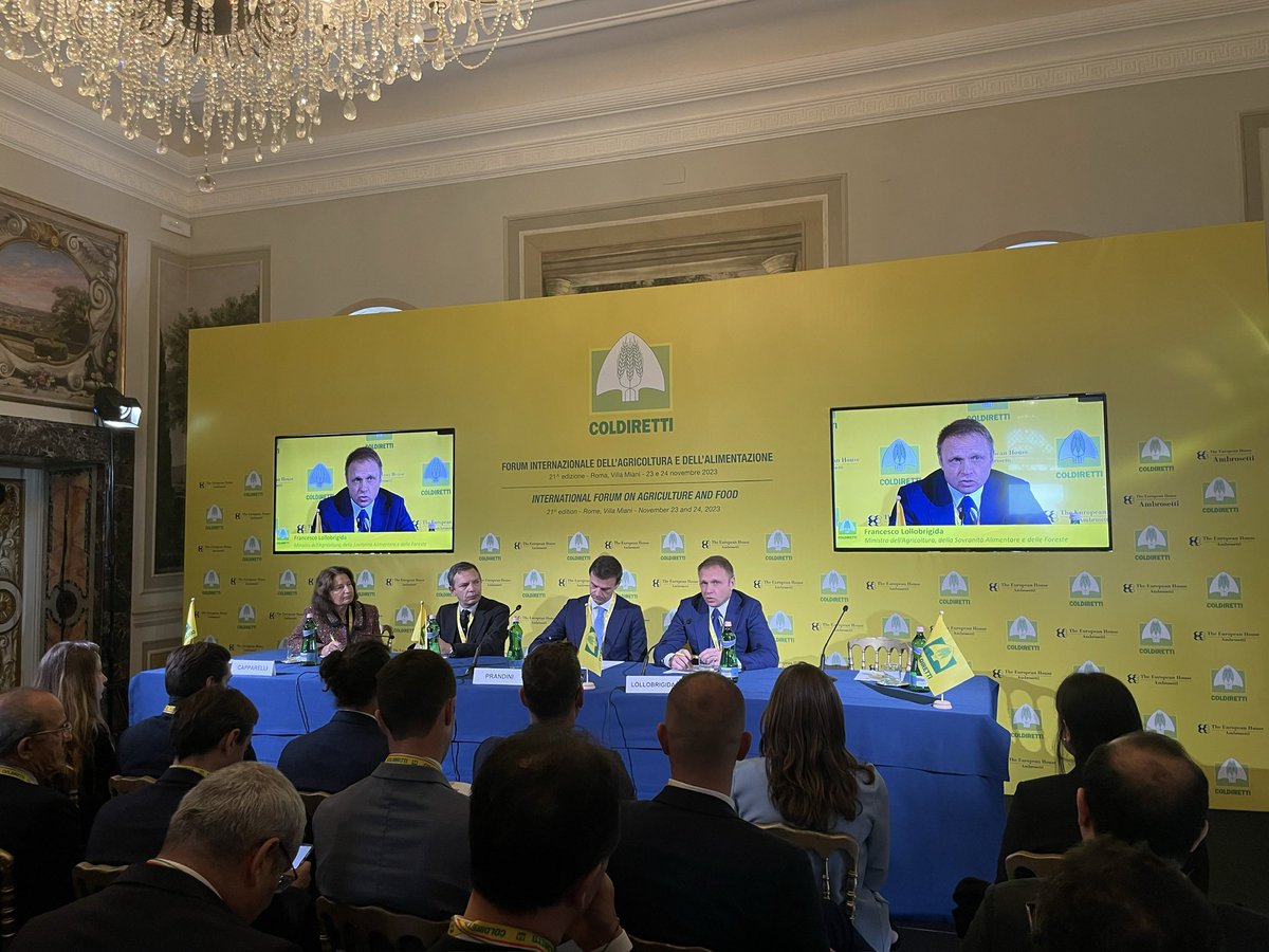ColdirettiLazio's tweet image. Al via al Forum Internazionale dell’Agricoltura e dell’Alimentazione, organizzato dalla #Coldiretti a #VillaMiani con la presentazione del rapporto @coldiretti/ @FonteCensis “La guerra in tavola” sui consumi degli italiani. Presente il ministro @FrancescoLollo1 @ettoreprandini_