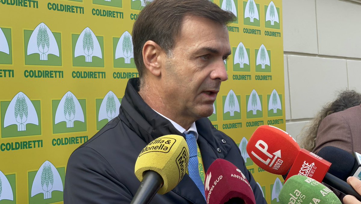 ColdirettiLazio's tweet image. Al via al Forum Internazionale dell’Agricoltura e dell’Alimentazione, organizzato dalla #Coldiretti a #VillaMiani con la presentazione del rapporto @coldiretti/ @FonteCensis “La guerra in tavola” sui consumi degli italiani. Presente il ministro @FrancescoLollo1 @ettoreprandini_