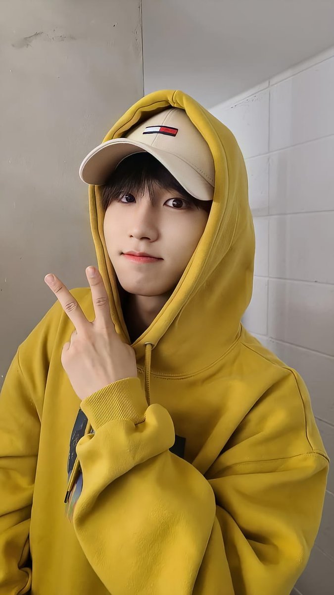 Bang Yedam reveals in new interview that he is close friends with Han Jisung of Stray Kids. He said that they talk a lot about music with each other.