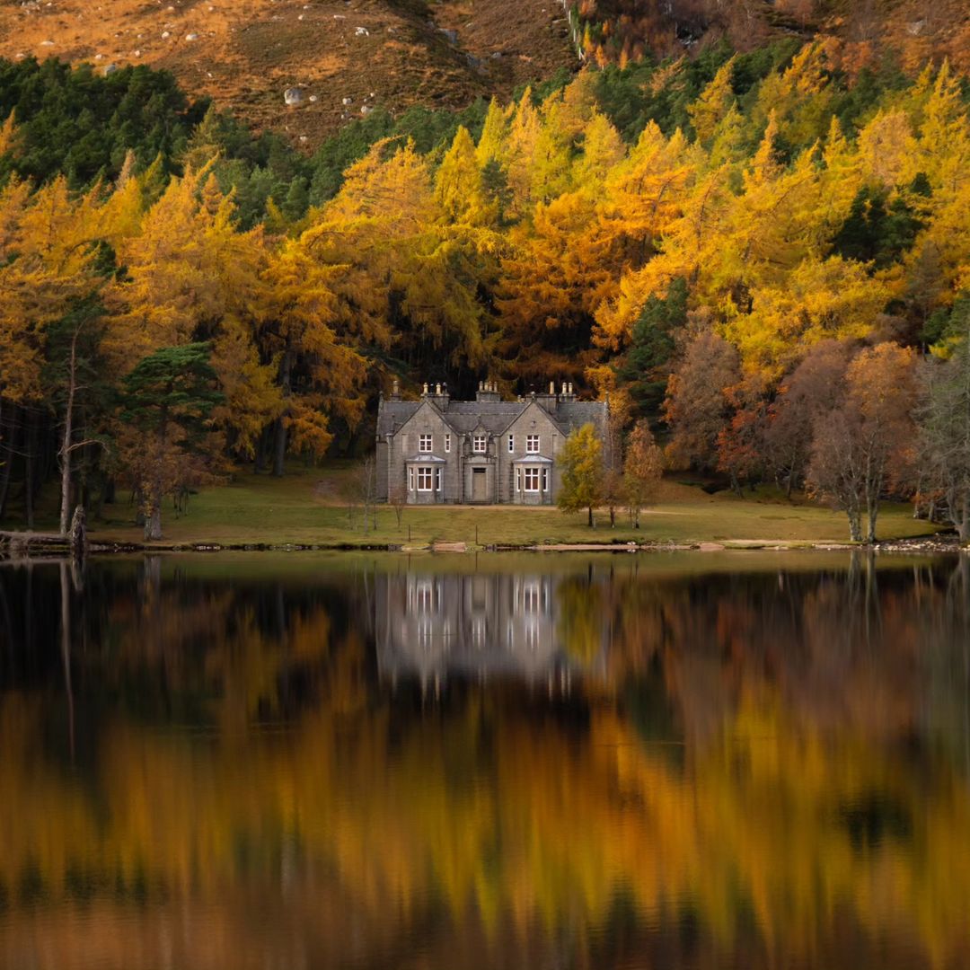 Dreamy reflections of Glas-Allt-Shiel across Loch Muick 🧡

But who can tell us which which beloved estate you will find this beauty located in? Let us know in the comments below!

Captured by, instagram.com/jamievince/

#VisitABDN #BeautifulABDN #LochMuick #GlasAlltShiel