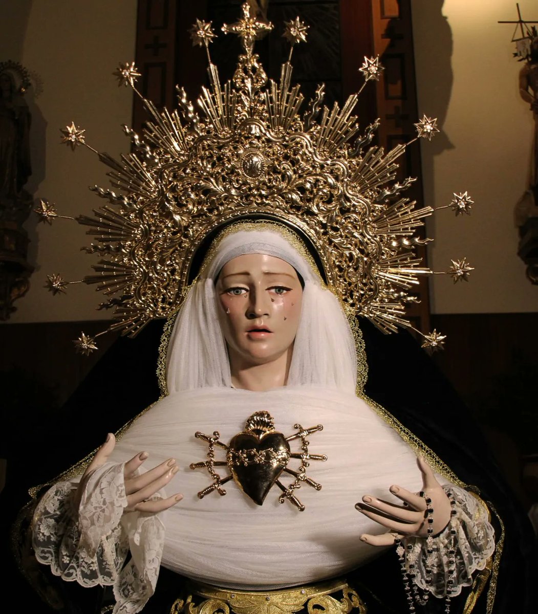 📸 ANTES Y DESPUÉS 
El pasado fin de semana, gracias a una donación, se llevó a cabo la sustitución de pestañas de Mª Stma de la Merced, obra que corrió a cargo del licenciado en escultura y restauración José Díaz Jarana, a quien agradecemos públicamente su labor
#JuevesDeMerced