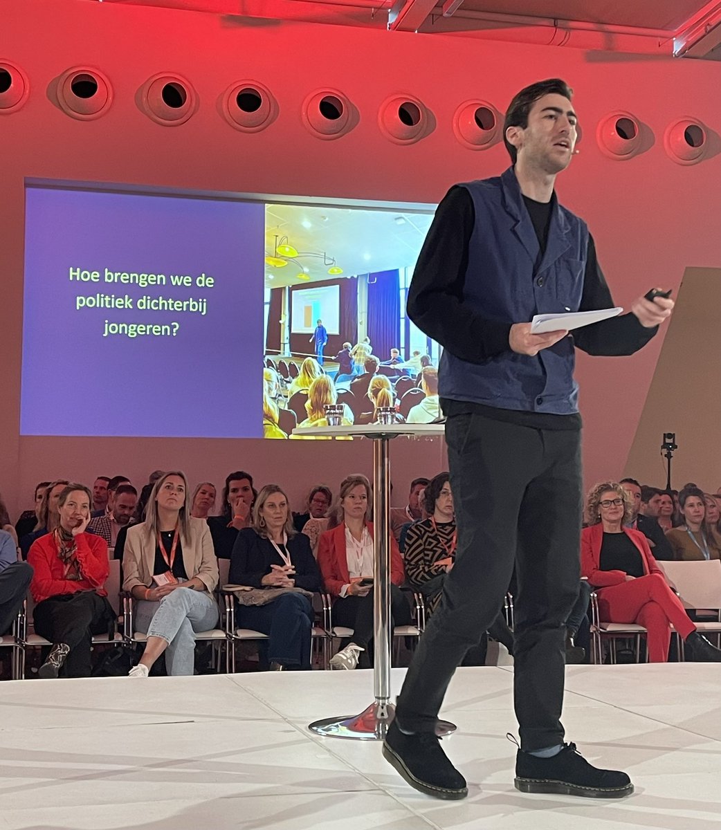 #divosacongres interessant hoe Dylan Ahern (<a href="/deKiesmannen/">de Kiesmannen</a> ) jongeren dichterbij de politiek wil brengen👏
#sociaaldomein