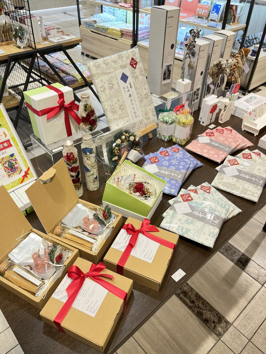 Kobeha_official's tweet photo. \ ギフトシーズン #神戸派商店POPUP 第2弾 /
〈#東武池袋 〉もオープンいたしました！
1階3番地のギフトコーナーに、オルゴールやコスメに混じって神戸派商店セレクトのアイテムがもりだくさん。
是非遊びにお越しください🎄 https://t.co/h9wRn4jdz8