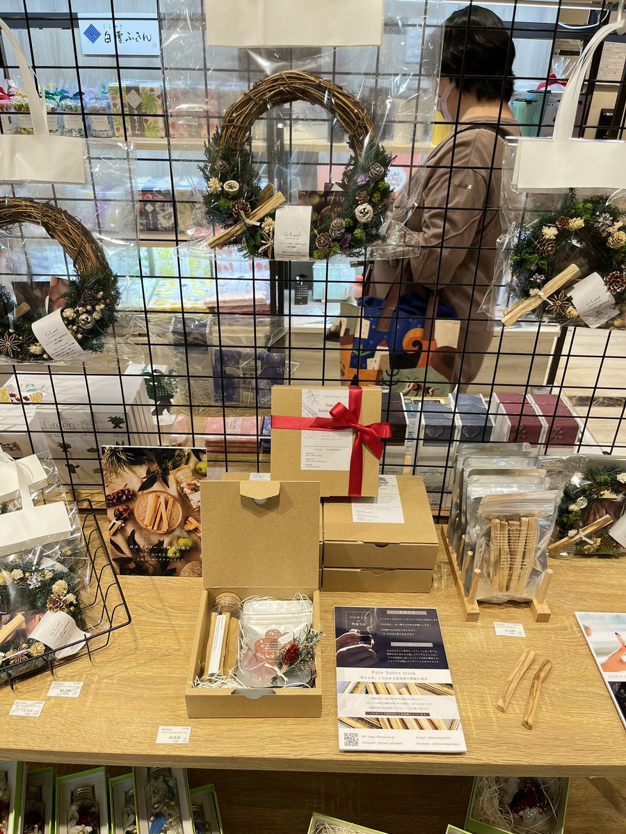 Kobeha_official's tweet photo. \ ギフトシーズン #神戸派商店POPUP 第2弾 /
〈#東武池袋 〉もオープンいたしました！
1階3番地のギフトコーナーに、オルゴールやコスメに混じって神戸派商店セレクトのアイテムがもりだくさん。
是非遊びにお越しください🎄 https://t.co/h9wRn4jdz8