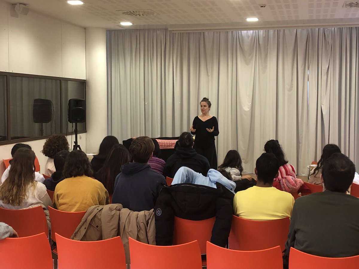 Ara mateix Contes inclusius amb l’Elisabeth Ulibarri dins del programa #somcapaços . A la Biblioteca de Ponent. Gràcies a <a href="/AndiDownSbd/">Andi Down Sabadell</a> per venir!