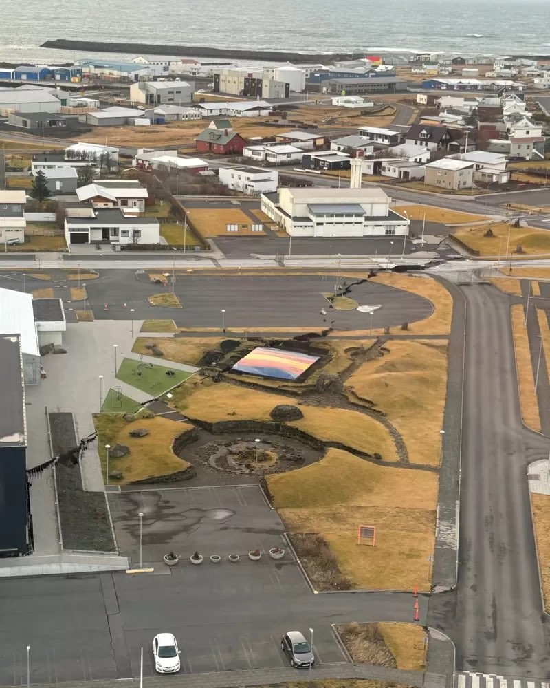 pablo_carba's tweet photo. En el UMF Grindavík, al suroeste de Islandia, jugó @diegodiz8 3 meses. Vivió en la planta de arriba de la comisaría de policía. Hace días se desalojó el pueblo. Se resquebrajó el suelo. Sufrió 2.000 terremotos por una inminente erupción volcánica. Se hunde 4 centímetros cada día https://t.co/owxZ6LPk2m