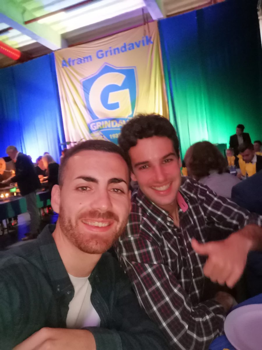pablo_carba's tweet photo. En el UMF Grindavík, al suroeste de Islandia, jugó @diegodiz8 3 meses. Vivió en la planta de arriba de la comisaría de policía. Hace días se desalojó el pueblo. Se resquebrajó el suelo. Sufrió 2.000 terremotos por una inminente erupción volcánica. Se hunde 4 centímetros cada día https://t.co/owxZ6LPk2m