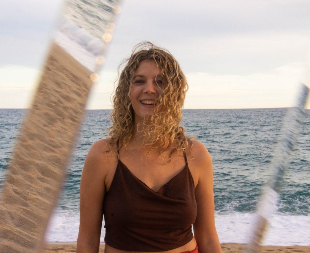 CNLlHospitalet's tweet image. El @facrobates us porta: “Tornades poètiques”, amb Berta Sala. Descobriu el poder guaridor dels versos i el potencial transformador de la paraula cantada. 
📆 25 de novembre 
⏰ 12.00 h 
📍 @EspaiLlavors (C/Llobregat, 66)