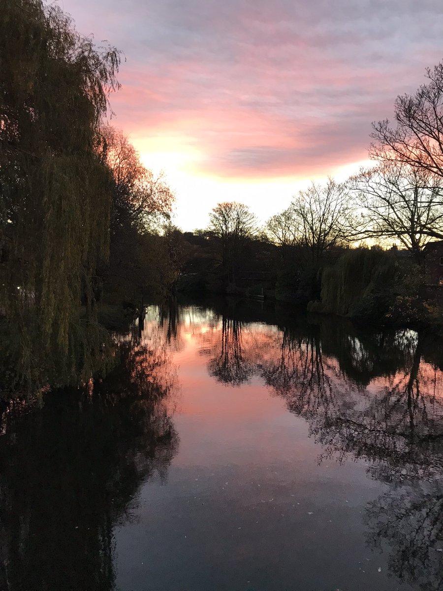 nchsnapdragon's tweet photo. Jarrold bridge sunrise #Norwich #stormhour https://t.co/LXvDV8noJ3